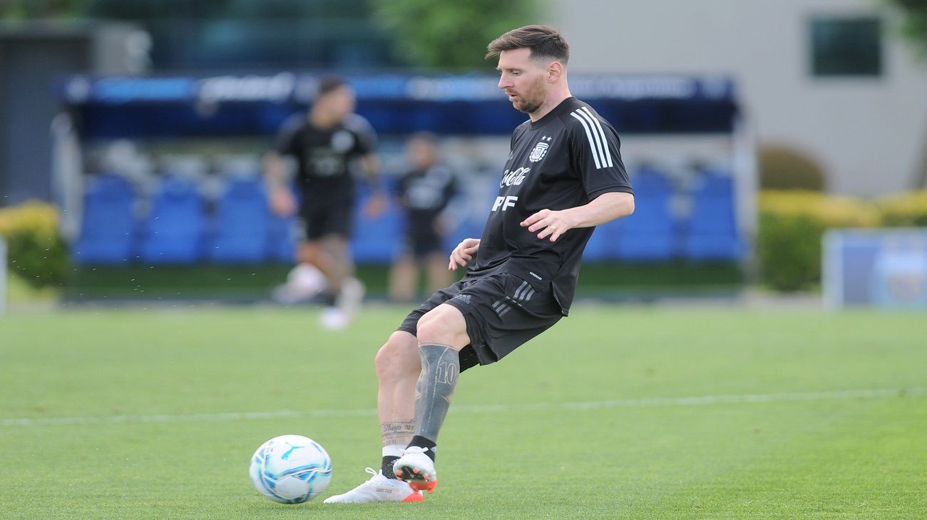 Lionel Messi se entrenó a la par de sus compañeros e ilusiona con ser titular ante Uruguay