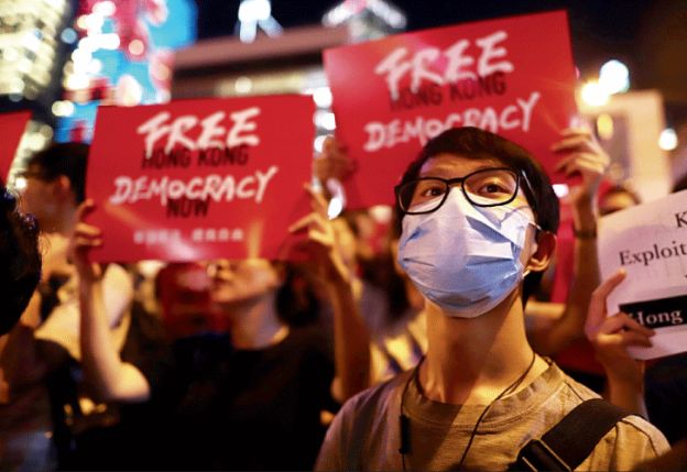 En Hong Kong ofrecen recompensas para atrapar a los manifestantes violentos