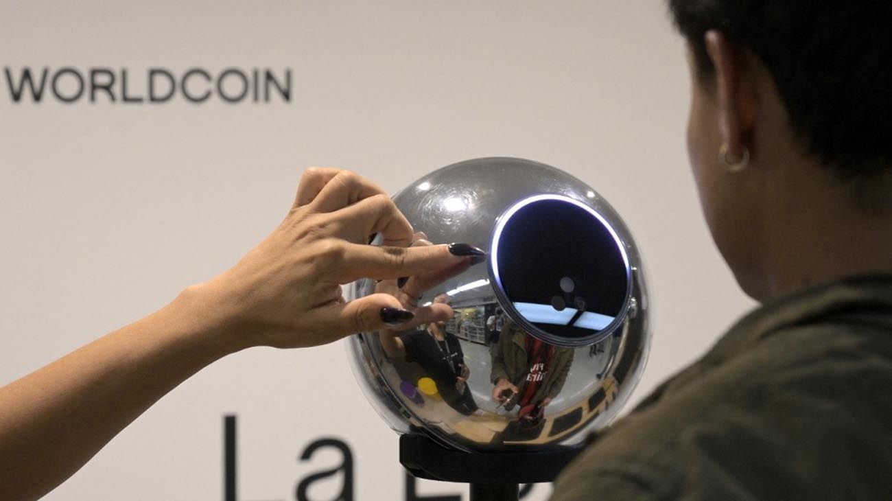 Entre la necesidad y la curiosidad: medio millón de argentinos escanearon su iris a cambio de criptomonedas