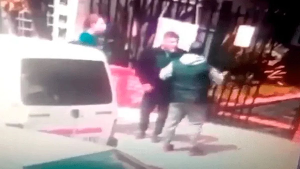 Chat de mamis | Violenta discusión en la puerta de un colegio en Caseros: un padre perdió el ojo