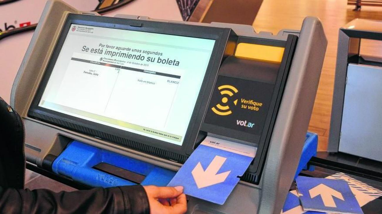 Con boleta electrónica, los neuquinos eligen intendente en la capital provincial