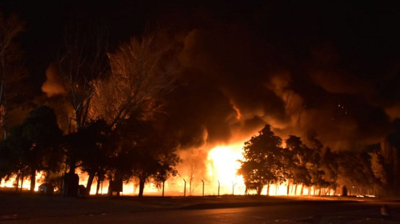 San Luis: incendio y explosión en una fabrica de pintura
