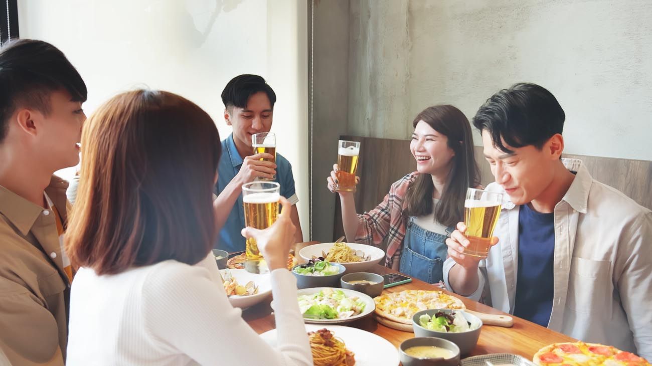 “Viva el sake”: la campaña de Japón para motivar a los jóvenes a tomar más alcohol