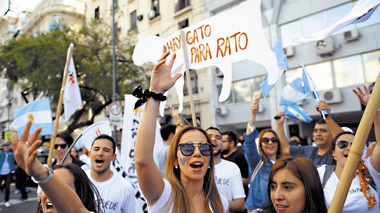 Afiches del "gato", el títere de Alberto y micros en la 9 de Julio