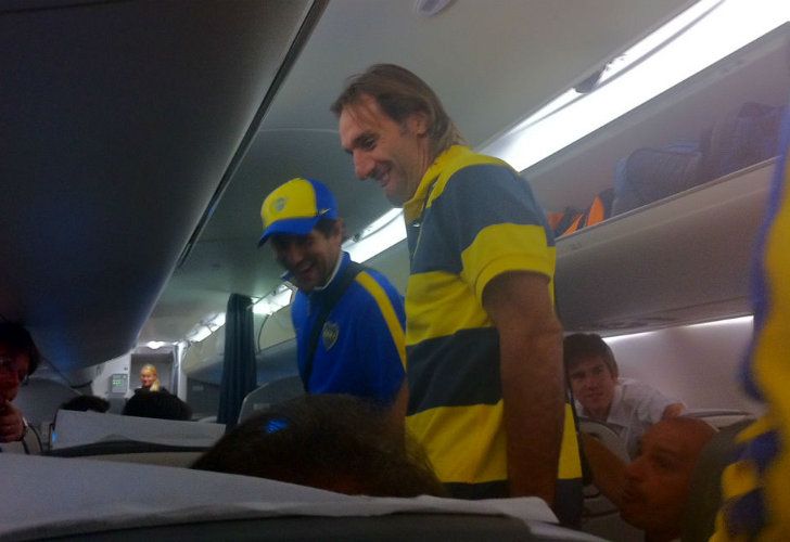 Los cantitos de Boca arriba del avión