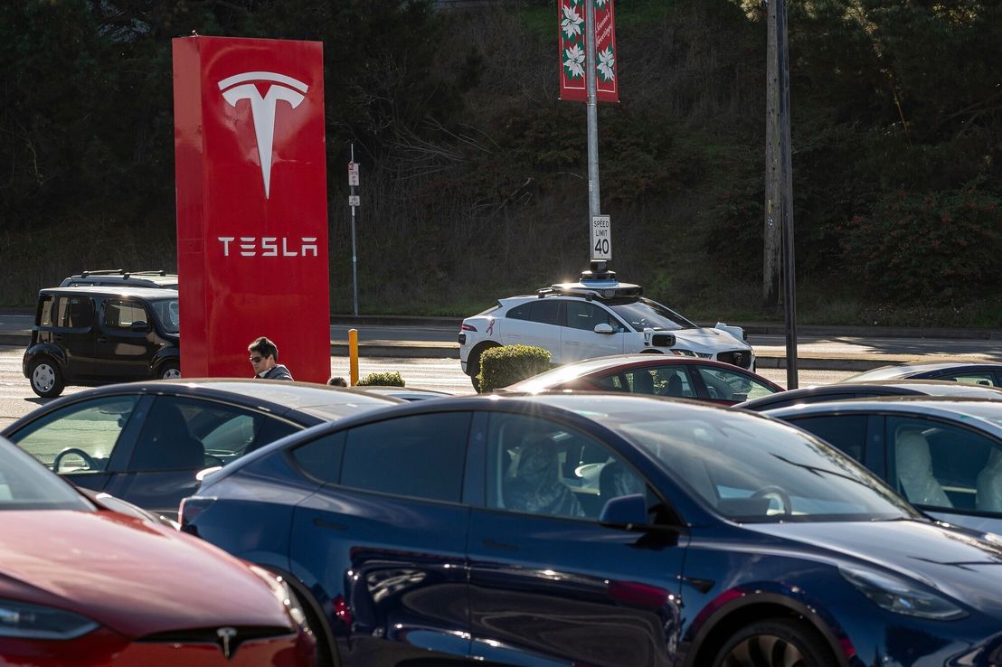 Caen las ponderaciones de Tesla, Meta y Broadcom en el Nasdaq 100