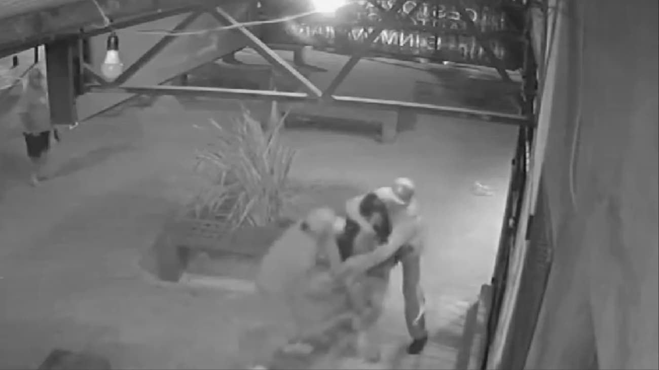 Una policía mató a un ladrón que le robó el celular mientras esperaba el colectivo