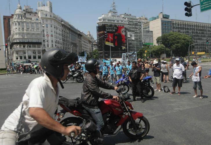 El Gobierno logró levantar el acampe de organizaciones en el Obelisco