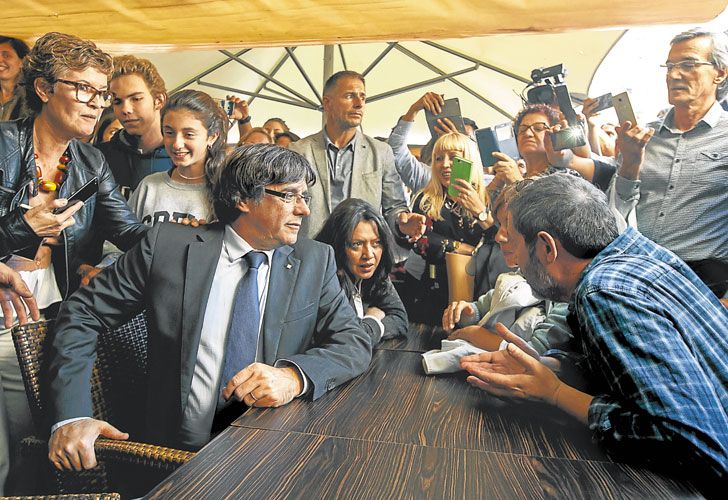 Puigdemont desconoce su destitución y llama a resistir a los catalanes
