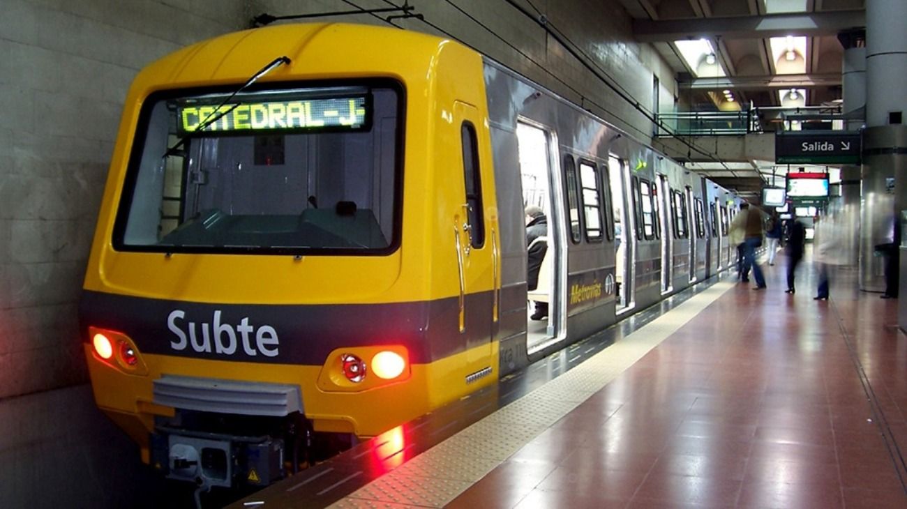 La línea B de subte se encuentra interrumpida por un conflicto gremial