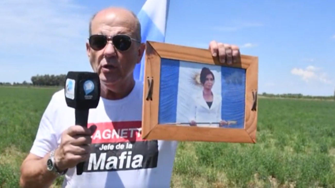 Con un cuadro de Cristina y dos huevos, un intendente reclamó por la expropiación de Lago Escondido