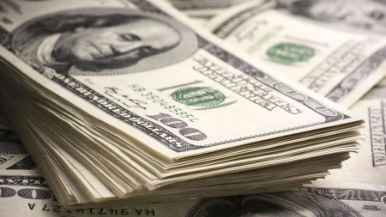 El dólar blue pasó la "barrera psicológica" de los $500 y saltó a $507 en el arranque de la rueda