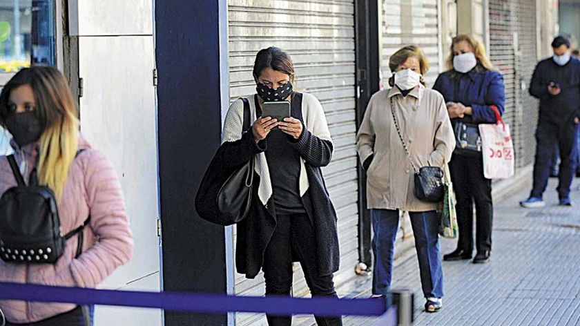 Encuesta: por primera vez, es más la gente que no quiere cuarentena