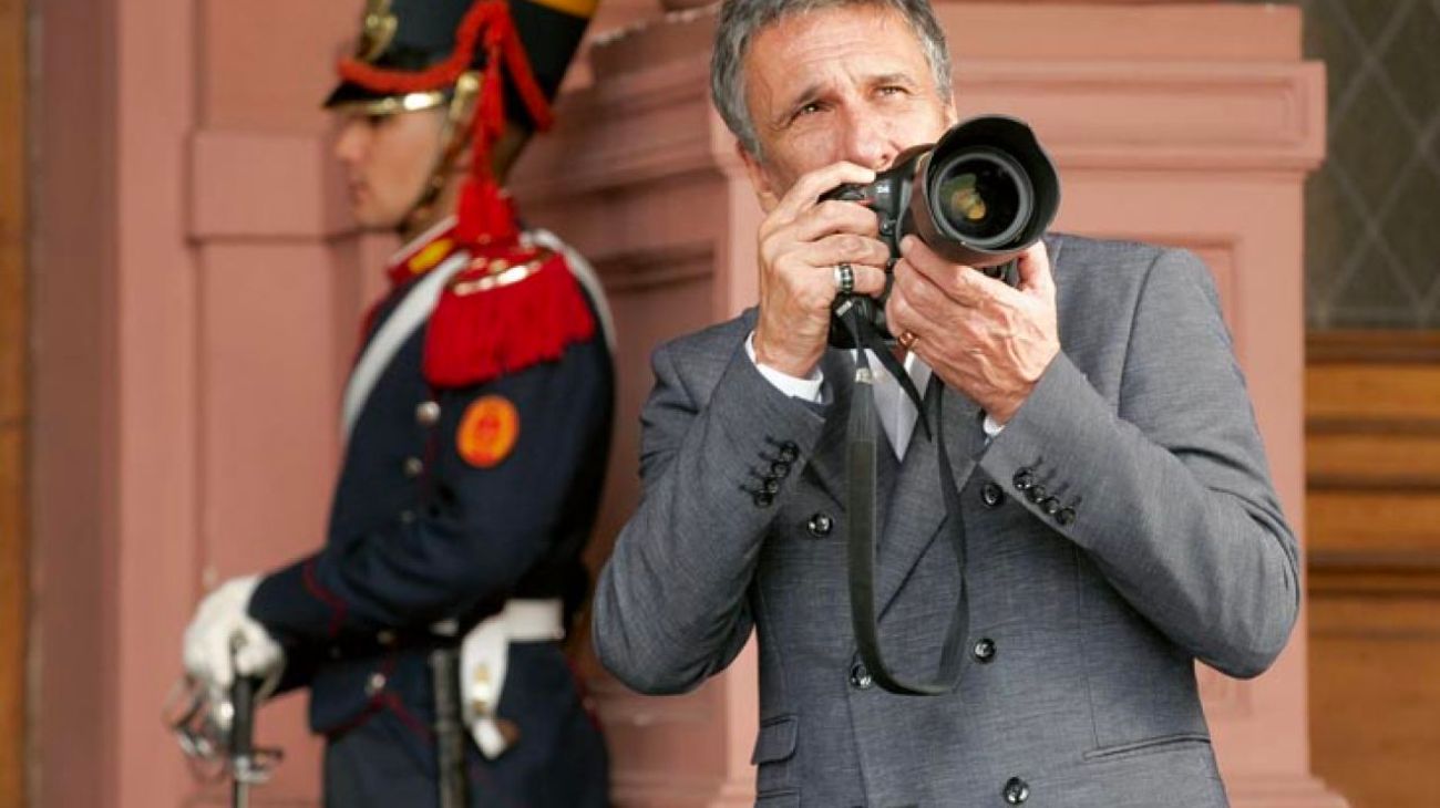 Víctor Bugge celebró los 40 años de democracia en un video con sus fotos históricas