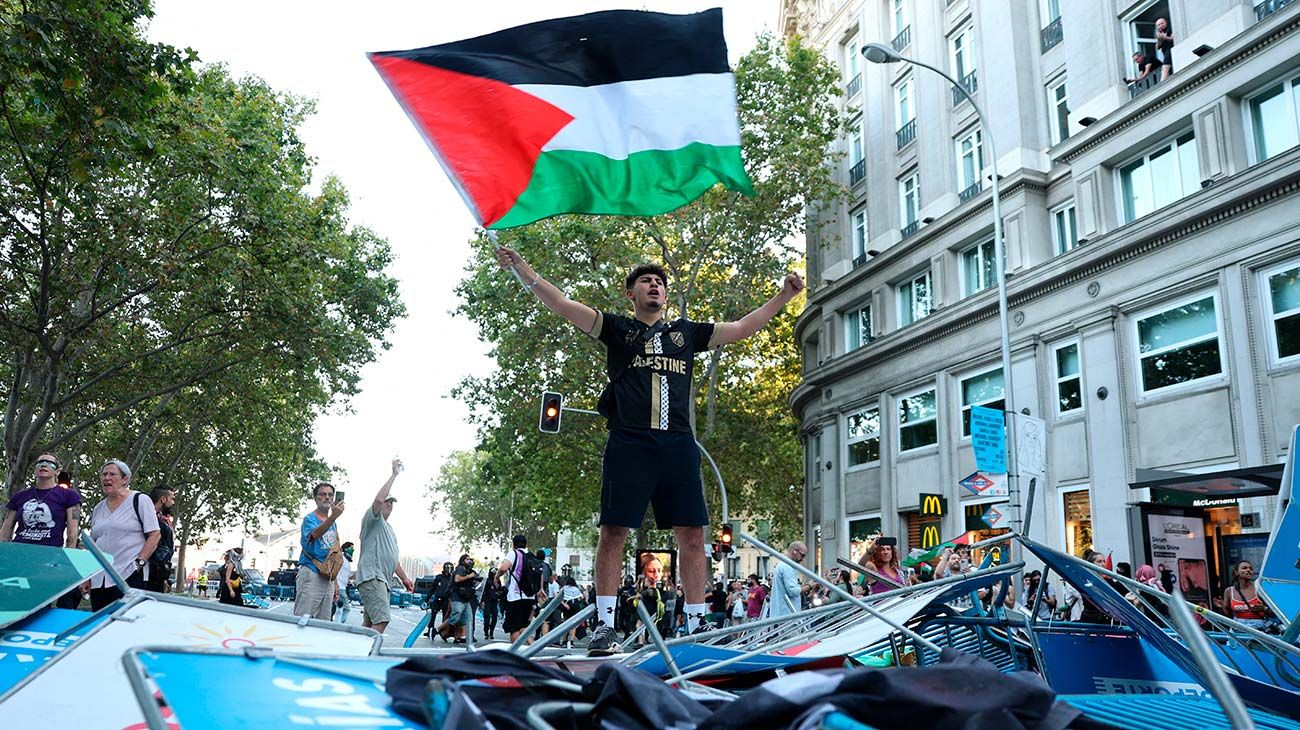 Protestas pro Palestina obligan a suspender la Vuelta Ciclista en Madrid