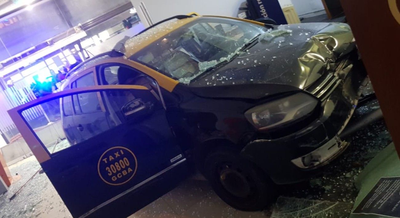 Violento choque múltiple en Belgrano: un taxi quedó incrustado dentro de un banco