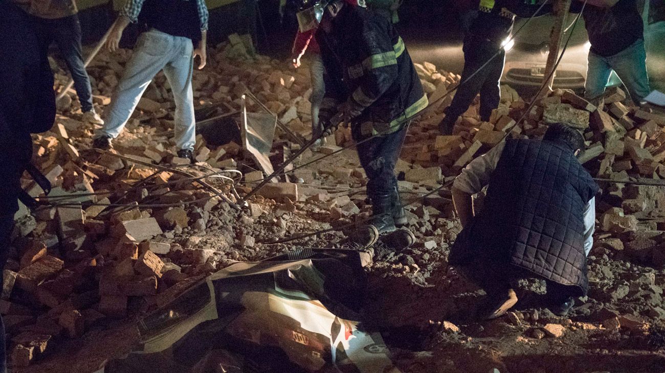 Las 6 impactantes imágenes del derrumbe del cine Parravicini en Tucumán