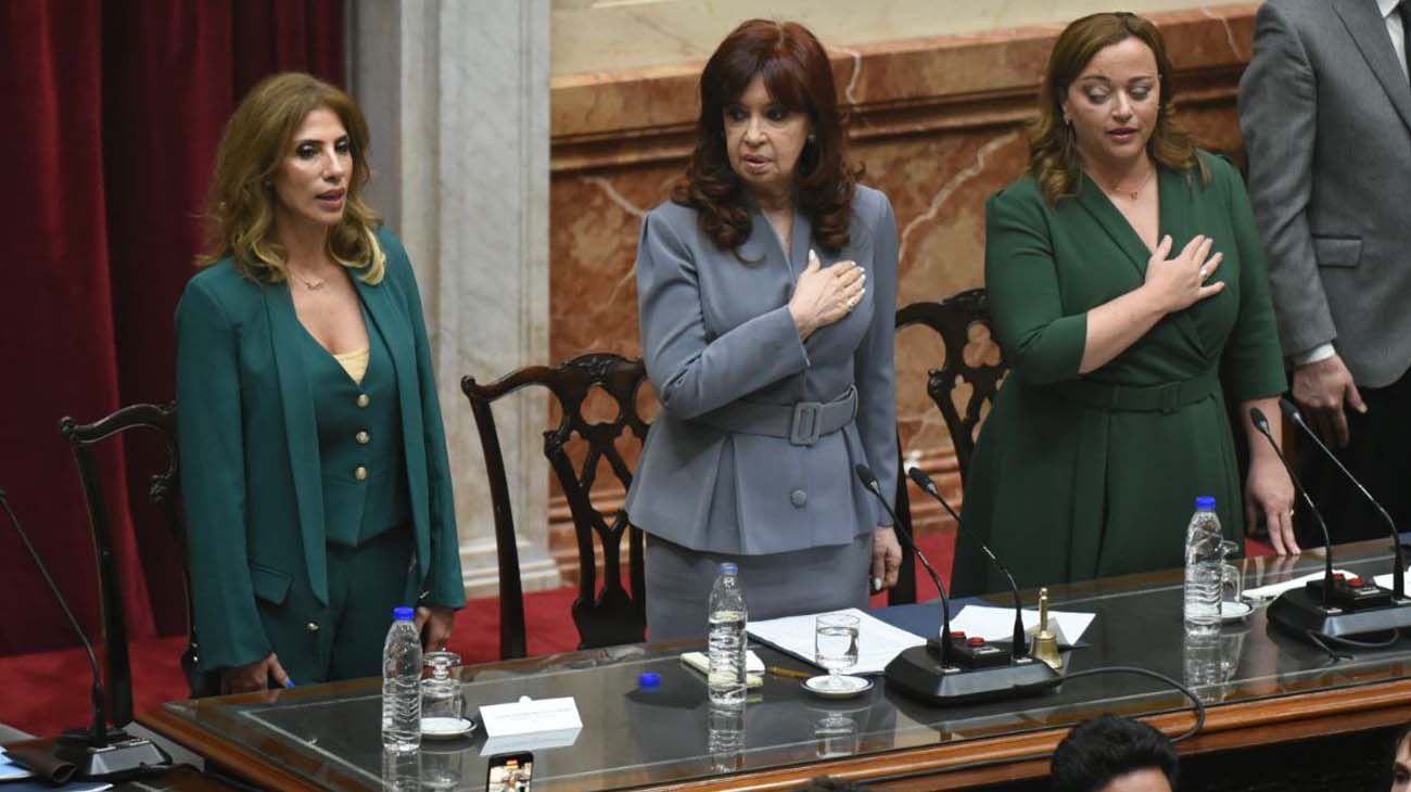 Con la presencia de Cristina Kirchner, la Asamblea Legislativa proclamó las fórmulas de Massa y Milei