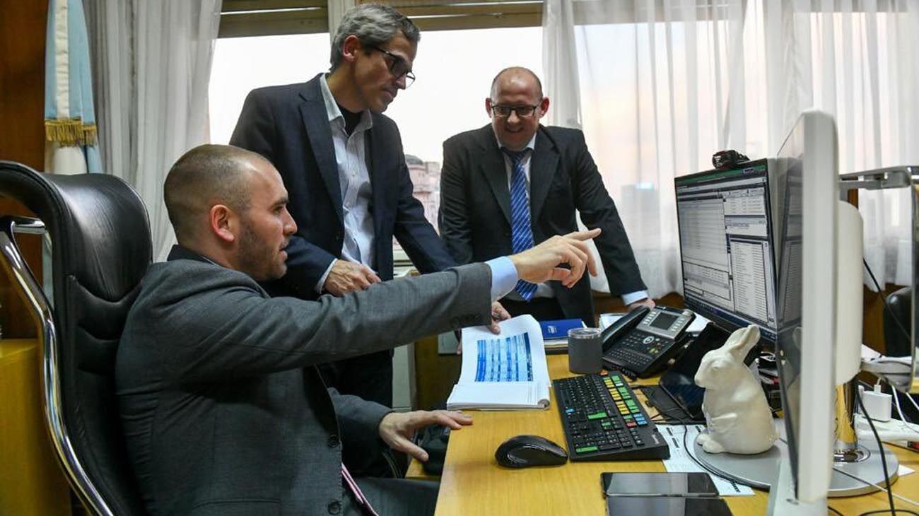 Guzmán salió bien parado de la licitación de deuda y viaja a Francia para negociar con el Club de París