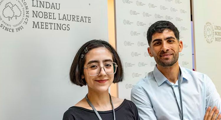 Dos jóvenes egresados de la UNC participaron en encuentro con Premios Nobel de Economía