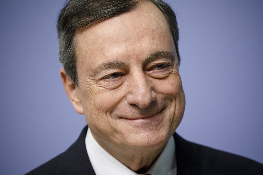 Acciones de EEUU caen desde su máximo histórico, mientras Draghi sacude el euro