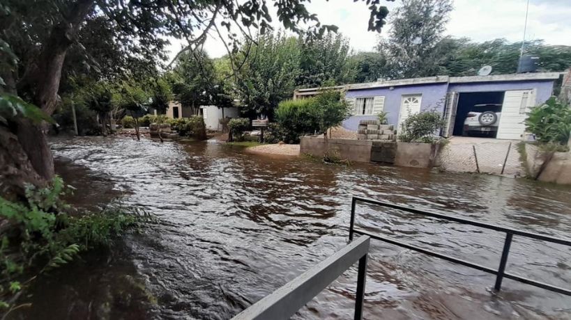 28 familias afectadas por la crecida del río en La Calera; el municipio denuncia falta de coordinación