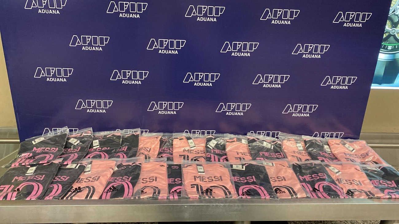 La Aduana frenó la entrada de cientos de camisetas "truchas" de Lionel Messi