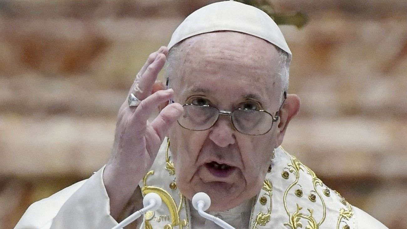 En la homilía pascual, Francisco llamó a "silenciar las armas y compartir las vacunas"