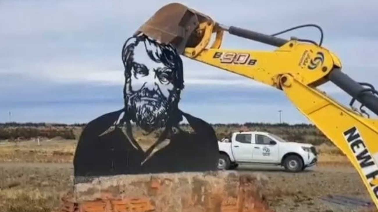 Vialidad Nacional derribó un monumento a Osvaldo Bayer en Santa Cruz