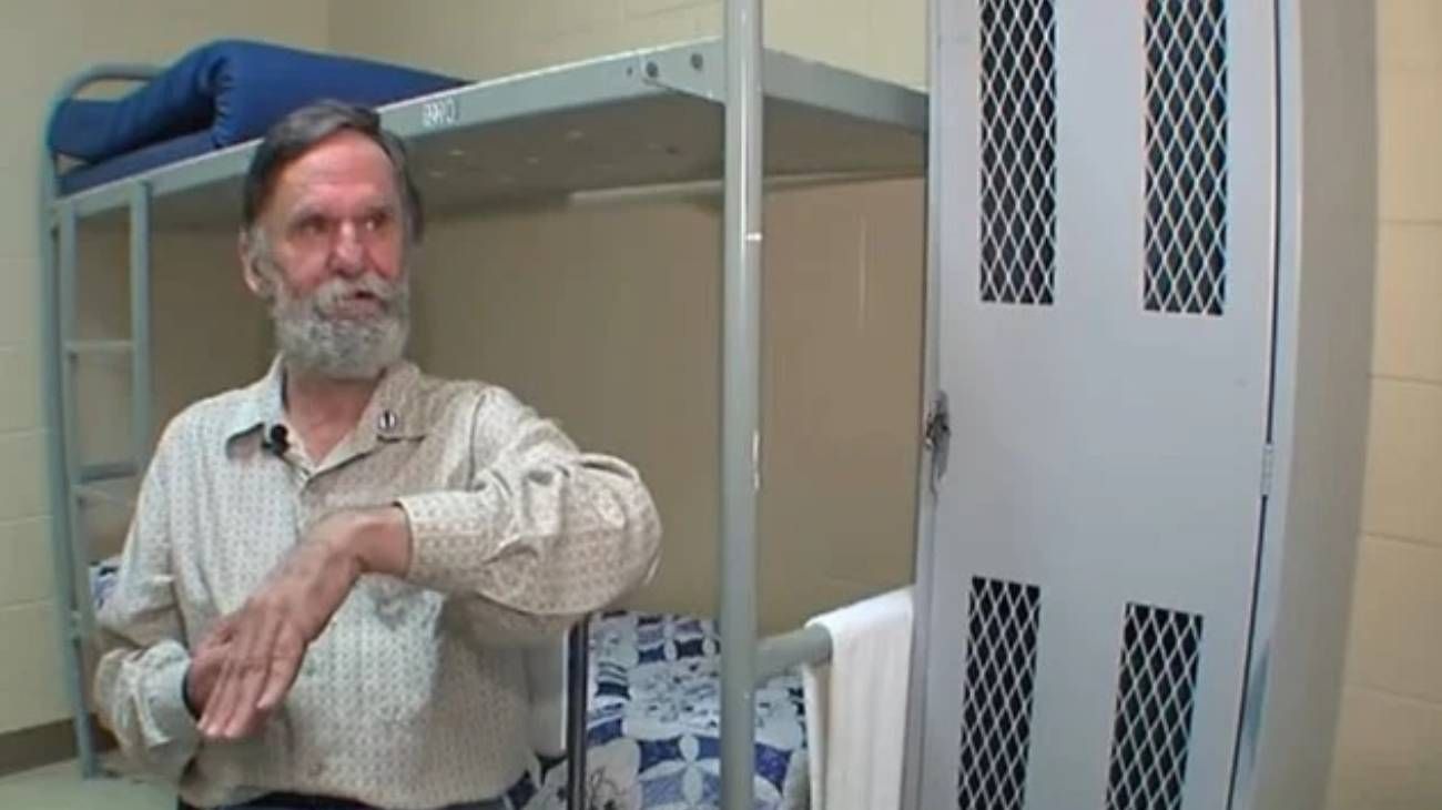 La curiosa historia del hombre que vivía en la calle y tenía una fortuna olvidada en su cuenta bancaria