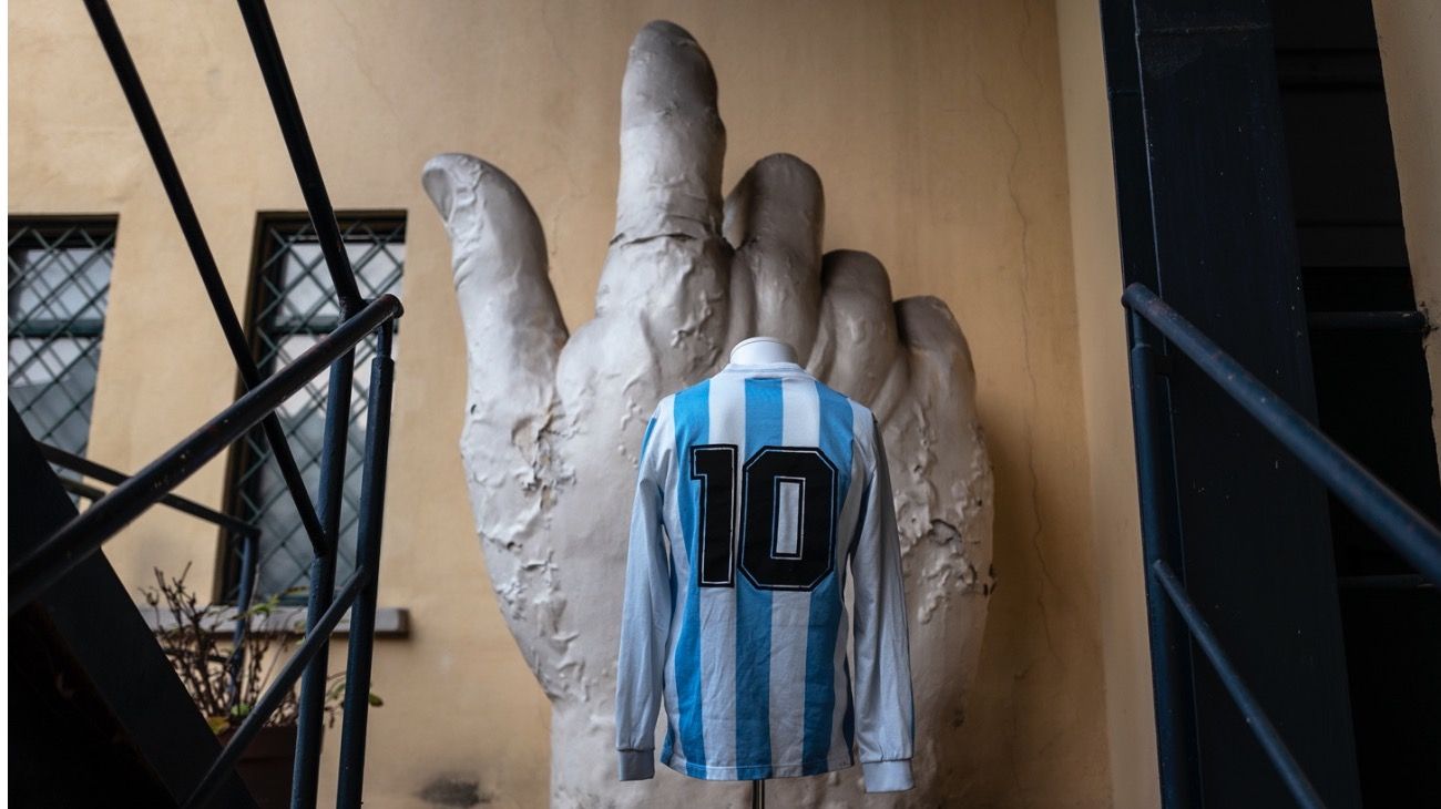Cinco camisetas que usó Diego Maradona se subastaron en 30.100 euros