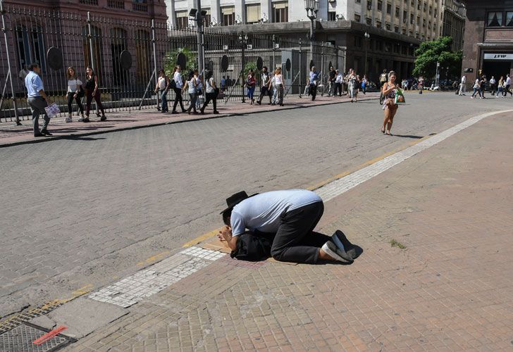 Un pastor se arrodilló frente a Casa Rosada para pedir por Mauricio Macri