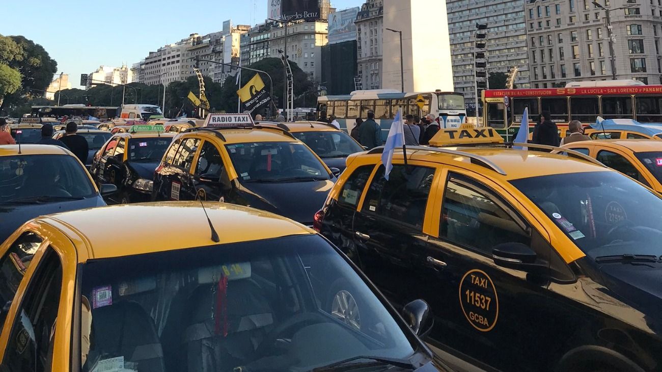 Protesta de taxistas en el centro porteño contra el transporte "ilegal"