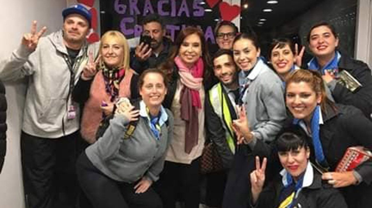Empleados de Aeroparque decoraron la terminal para recibir a Cristina Kirchner