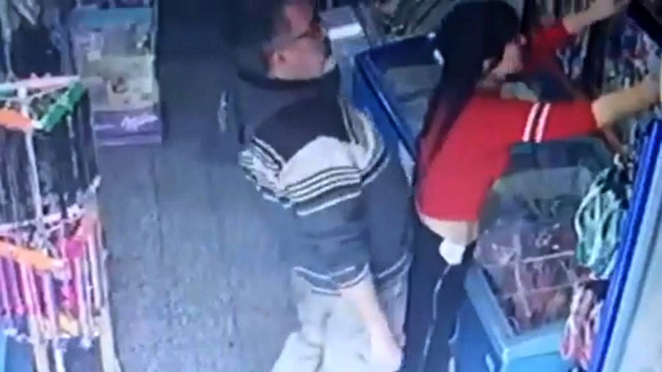 Acosó a una kiosquera y buscan identificarlo con un video