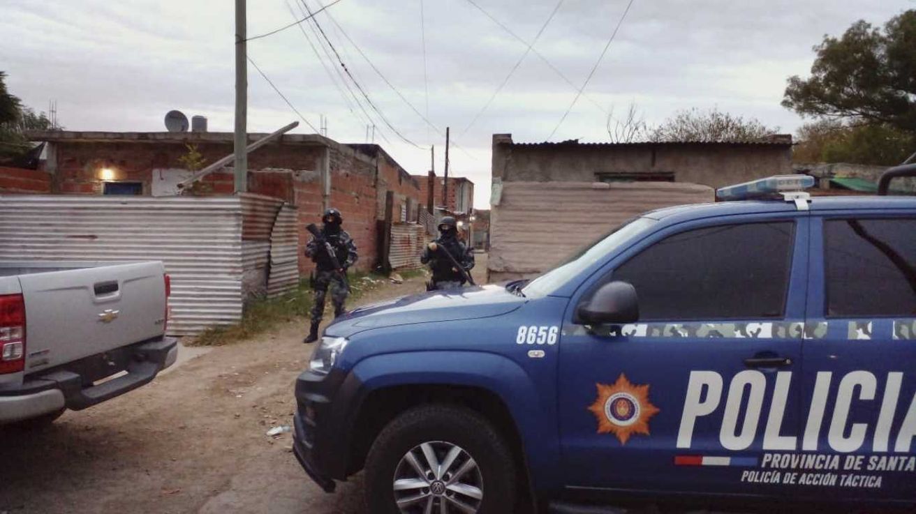 Rosario se desangra: un policía perseguía un auto robado, le dieron 10 balazos y está gravísimo