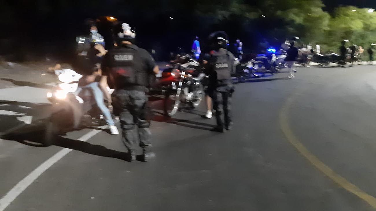 Video: corría una picada en moto, un policía lo derribó con un palo y ahora pide que lo sancionen
