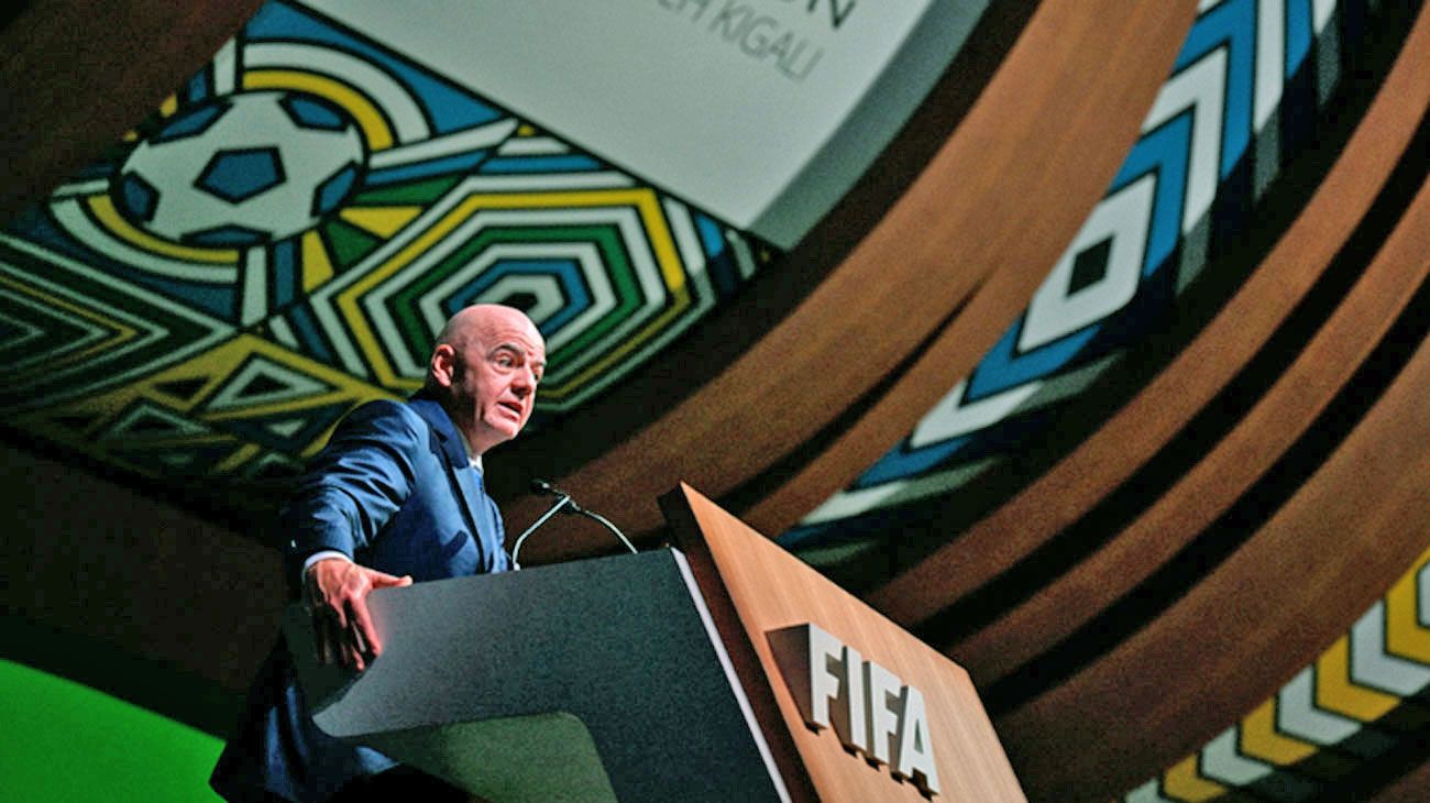 El poder de Infantino: voto total, recaudación récord y juego a dos bandas entre Tapia y Macri