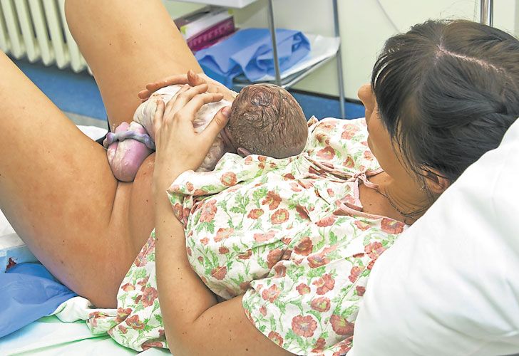 La OMS recomienda que la mujer decida en qué posición parir y si quiere epidural