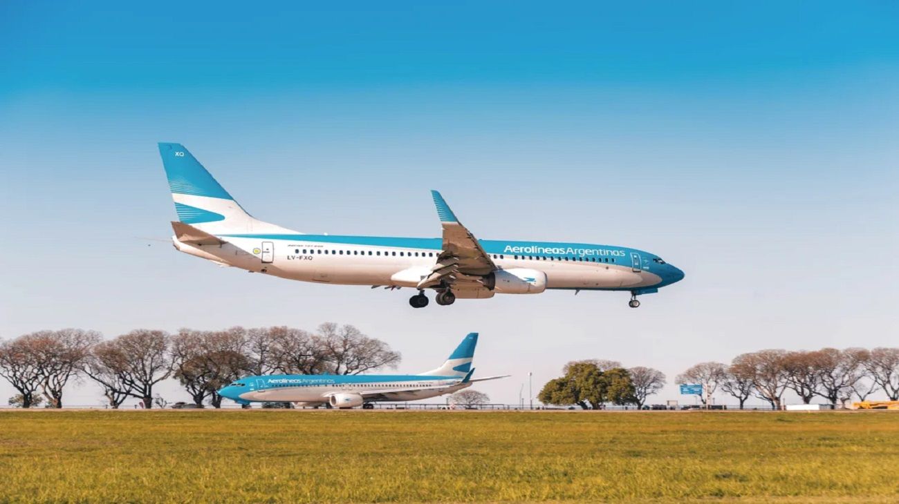 Milei aseguró que si Aerolíneas Argentinas no se privatiza se la entregará a los empleados