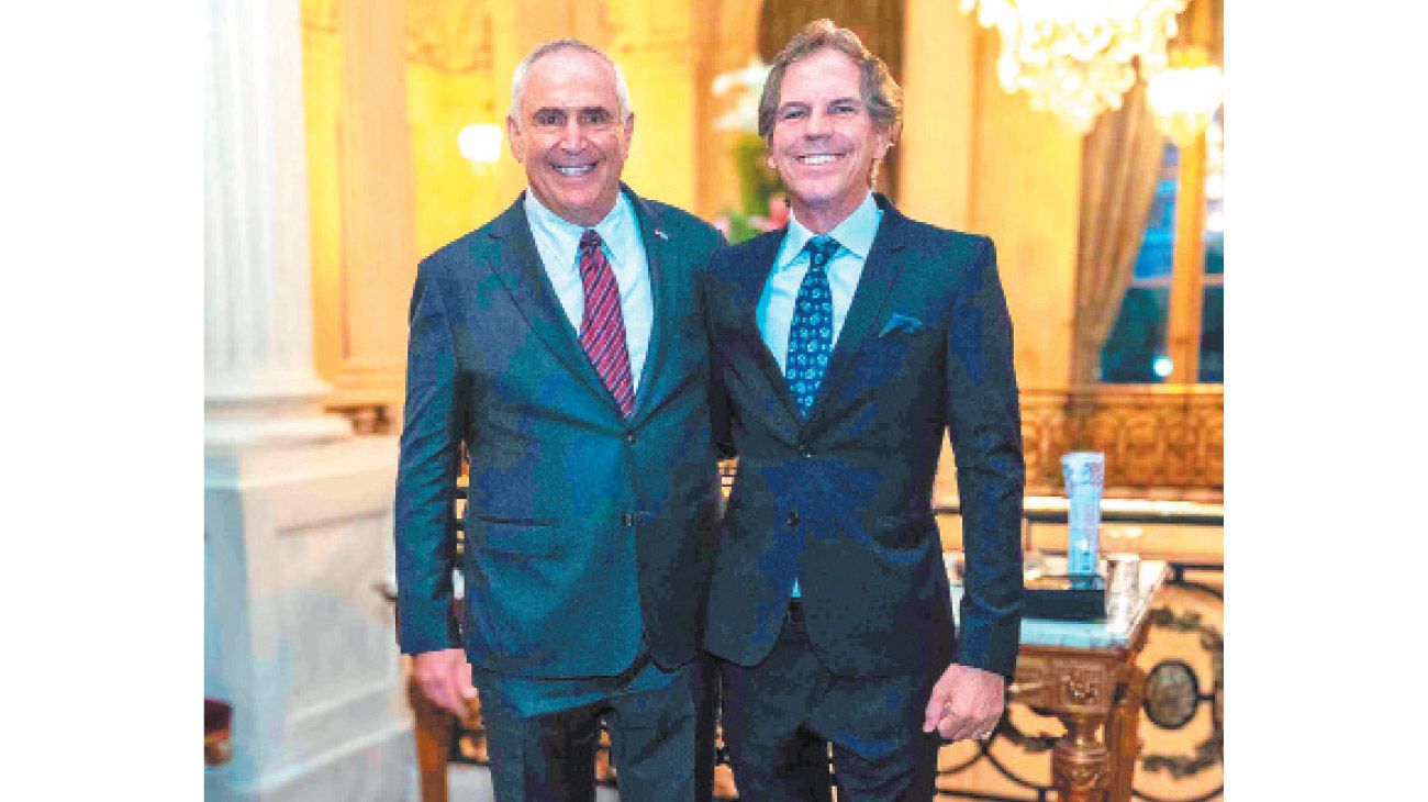 Alec Oxenford protagonizó un informal debut como nuevo embajador de Milei
