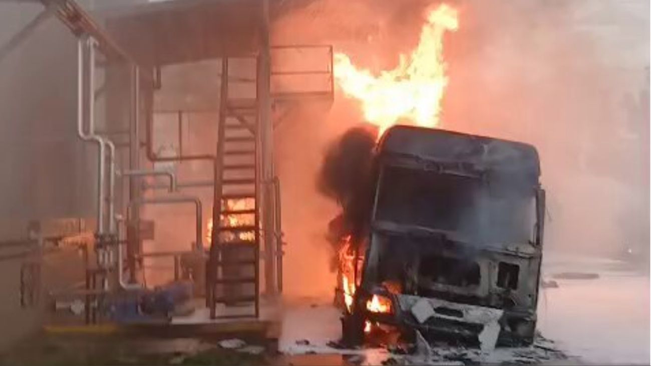 Se incendió una refinería de Pilar: un operario murió y otro resultó gravemente herido