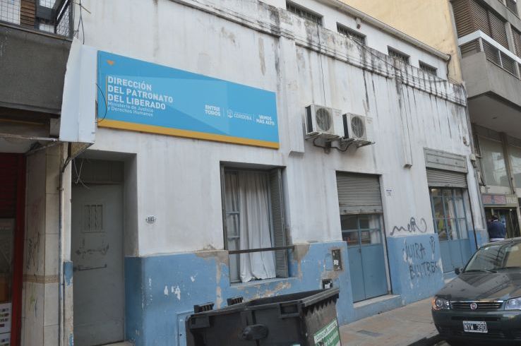Con presupuesto acotado, hay 25 personas para controlar a 1760 liberados