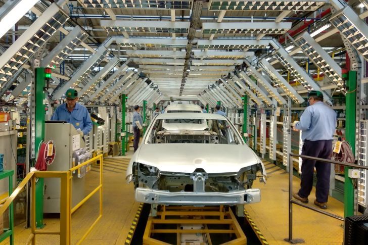 Fabricantes de autos insisten en agenda con gobierno para bajar impuestos