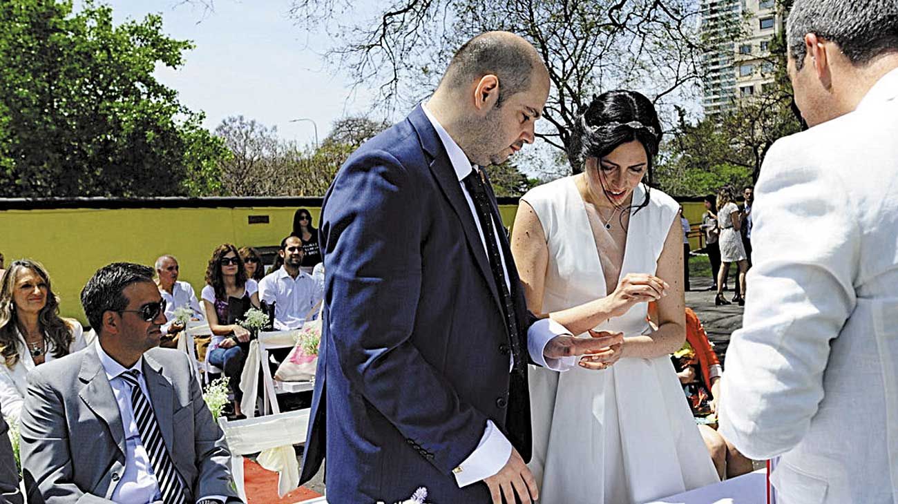Pospandemia: las bodas serían solo con los testigos
