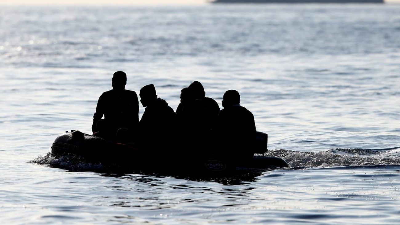 Reino Unido propuso enviar a las Malvinas a los migrantes que cruzan el Canal de la Mancha