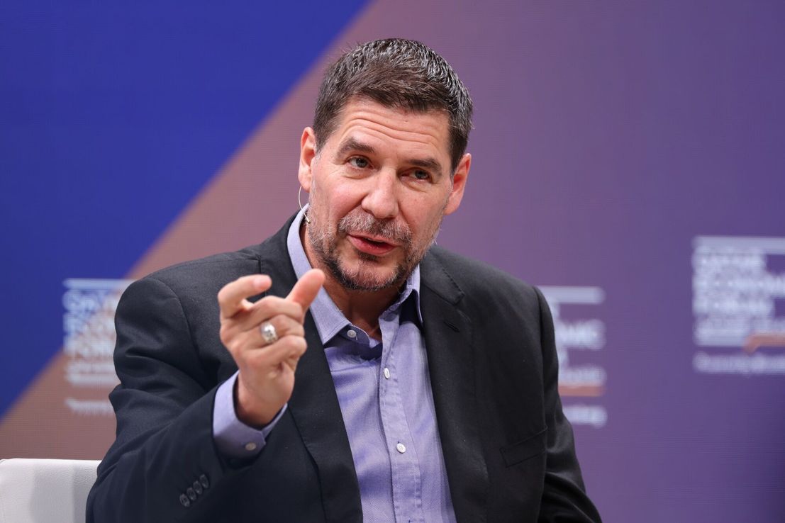 El exejecutivo de SoftBank Group compró participación en la brasileña EB Capital