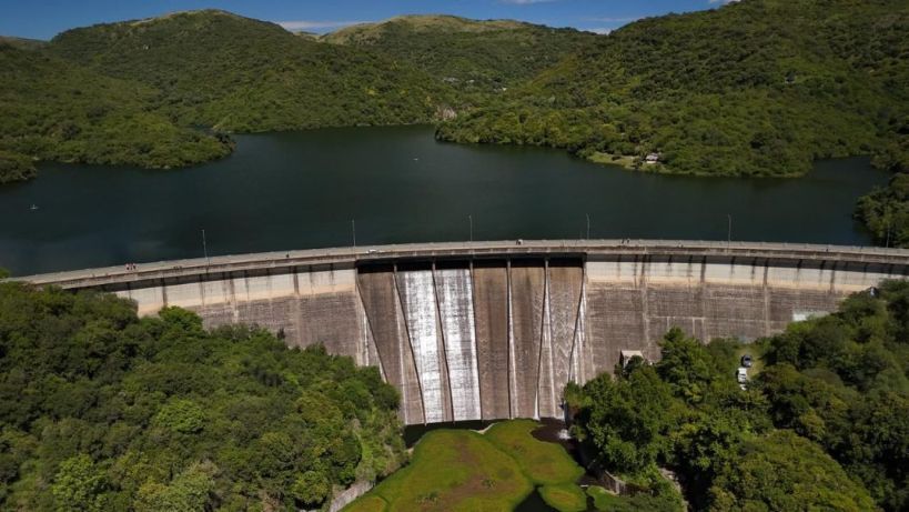 Dique La Quebrada: se abrió una válvula tras alcanzar la cota de vertedero