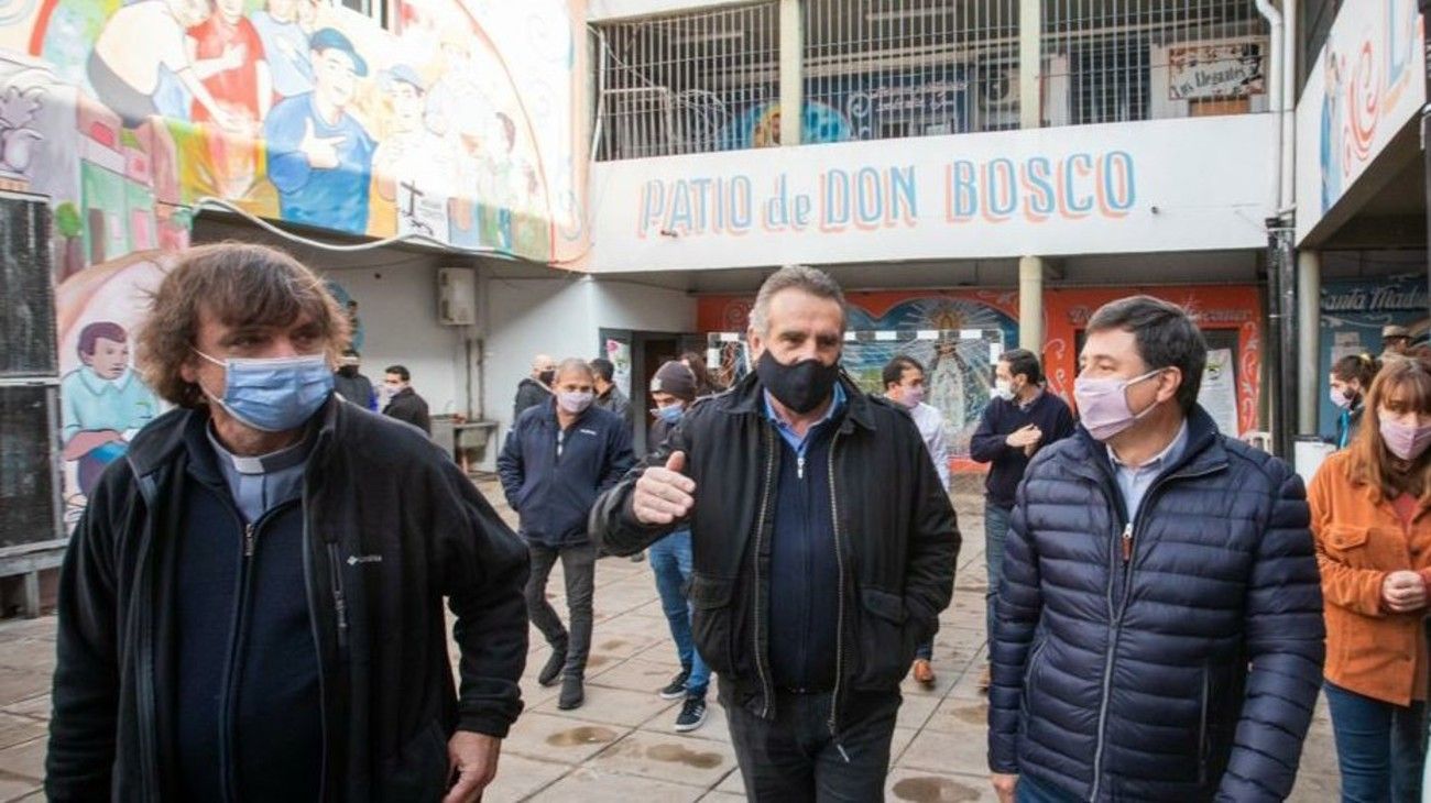 Rossi y Arroyo supervisaron con el Padre Pepe el operativo del Ejército en La Cárcova