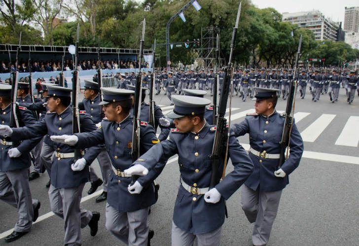 Festejos de Mayo: vuelven los desfiles por tierra y aire